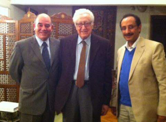 مع السيد الأخضر الإبراهيمي وزير الخارجية الجزائري الأسبق وراجي الصوراني رئيس المركز الفلسطيني لحقوق الإنسان